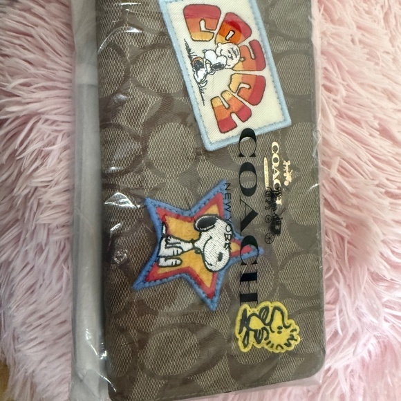 Limited Edition NWT Coach X Peanuts Varsity Wallet Patches w/ Wrist Strap - Picture 3 of 9